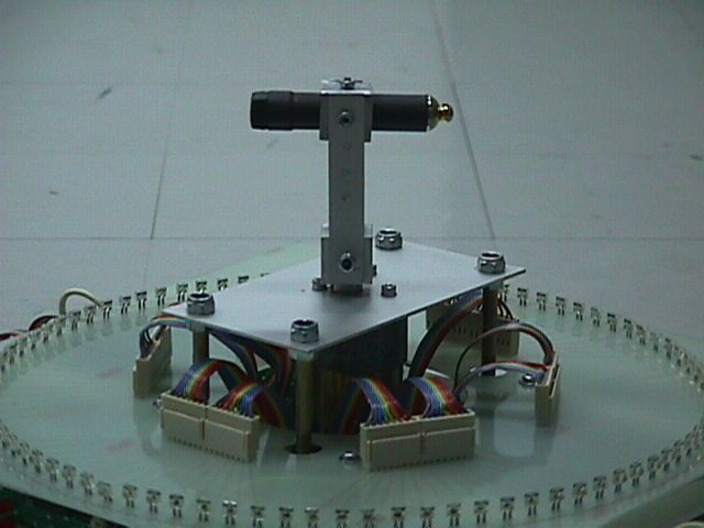 Laser beacon and circular photodiode array · บีคอนและวงแหวนโฟโตไดโอด
