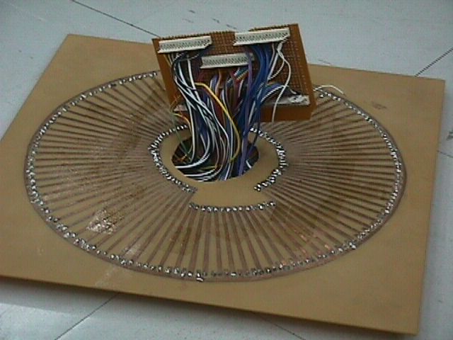 Early circular sensor-array construction · การสร้างแถวเซนเซอร์วงกลมรุ่นแรก